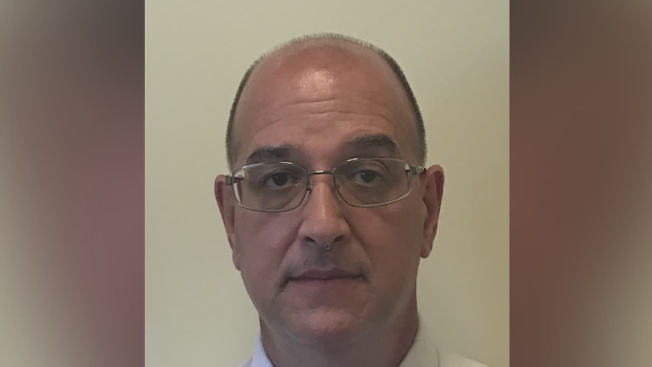 Maestro de escuela primaria acusado de abusar sexualmente de una estudiante de tercer grado 