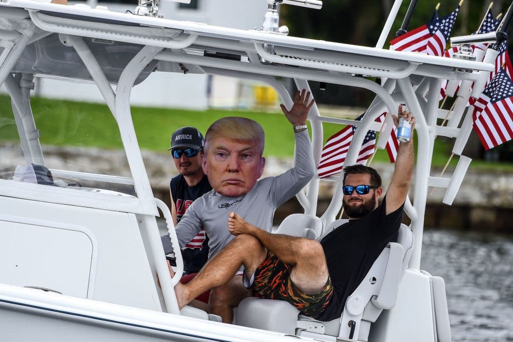 Seguidores del presidente Donald Trump participaron en un encuentro de botes en Fort Lauderdale, Florida, este 3 de octubre. 
<b><a href="http://uni.vi/uT51102ojOw" target="_blank">Trump compartió un video</a> este sábado desde el hospital diciendo que se siente "bien" y que espera pronto estar de regreso.</b>