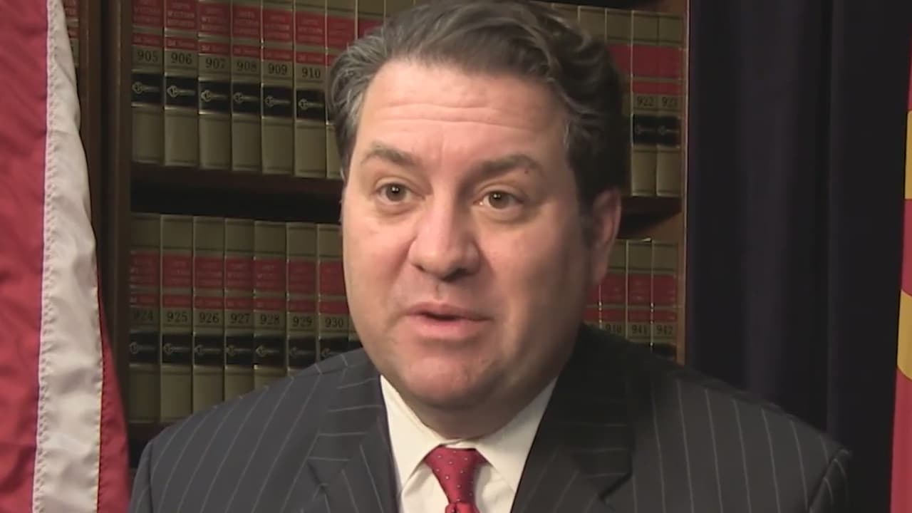 Fiscal general de Arizona entabla demanda contra administración Biden por mandato de vacunas