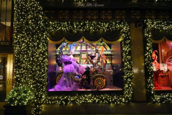 Las vitrinas navideñas de Saks FithAvenue están listas para ser admiradas por millones de visitantes. Con atuendos y accesorios lujosos que suman miles de dólares, las vitrinas se han convertido en un ícono de Nueva York. Mark Briggs, Jefe de Marketing y creativo para Saks Fifth Avenue, dijo en un comunicado que este año se han incorporado elementos nuevos , por lo que es una experiencia como ninguna otra ... una experiencia para recordar."