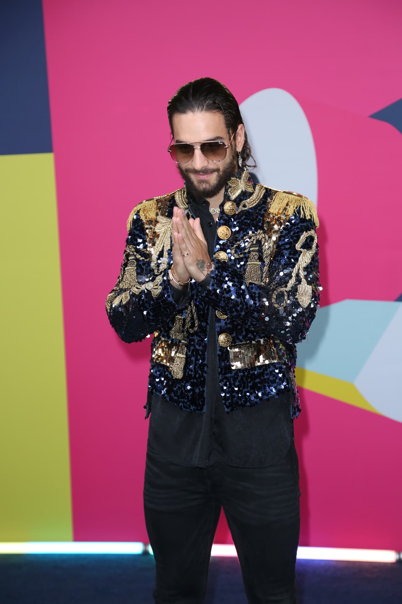 Para la alfombra roja de los Premios Juventud del año pasado, Maluma utilizó estos lentes Quay modelo High Key Original, cuyo costo asciende a 65 dólares.