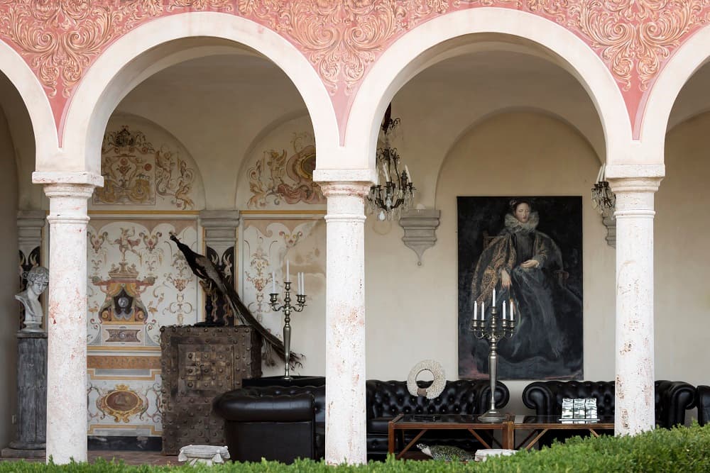 El edificio ocupaba originalmente unos 2,150 pies cuadrados (200 m2), pero su dueño fue transformándolo poco a poco hasta lo que es hoy: una inmensa propiedad de más de 32,000 pies cuadrados (3,000 m2), multiplicando así su tamaño por más de 10.
<br>