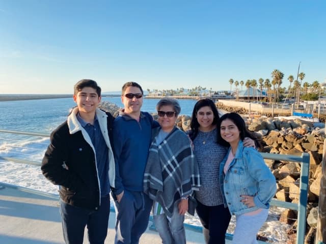 Su única posibilidad de supervivencia era un trasplante de doble pulmón, pero el personal del hospital le informó que su condición la ponía en un riesgo alto para la cirugía. Sin embargo, su familia no descansó hasta encontrar un centro médico que pudiera aceptar su caso.