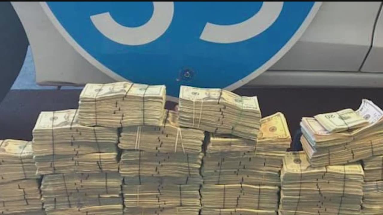 Arrestan a hombre hispano tras encontrar más de $294,000 escondidos en su auto