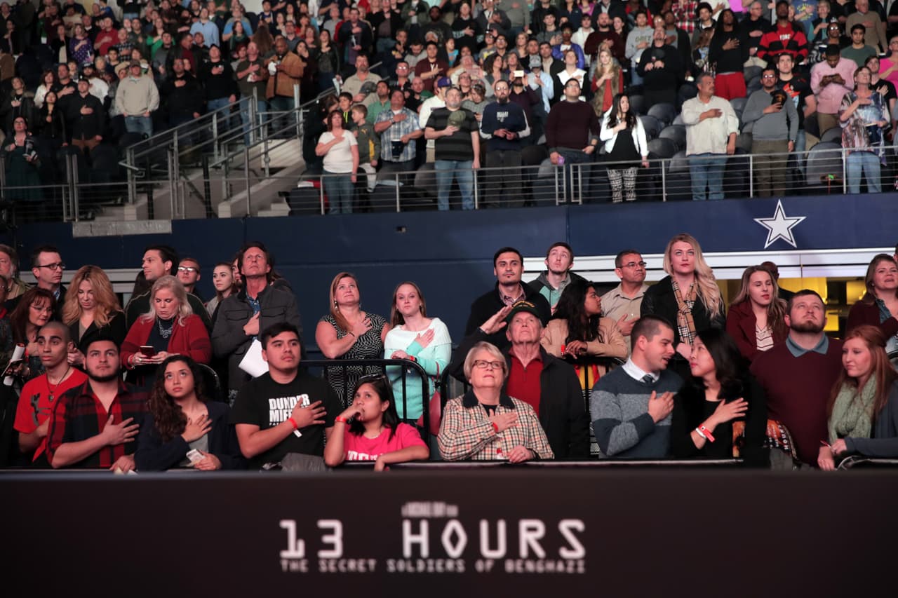Película se proyectó en el AT&T Stadium en Arlington ante más de 25 mil espectadores