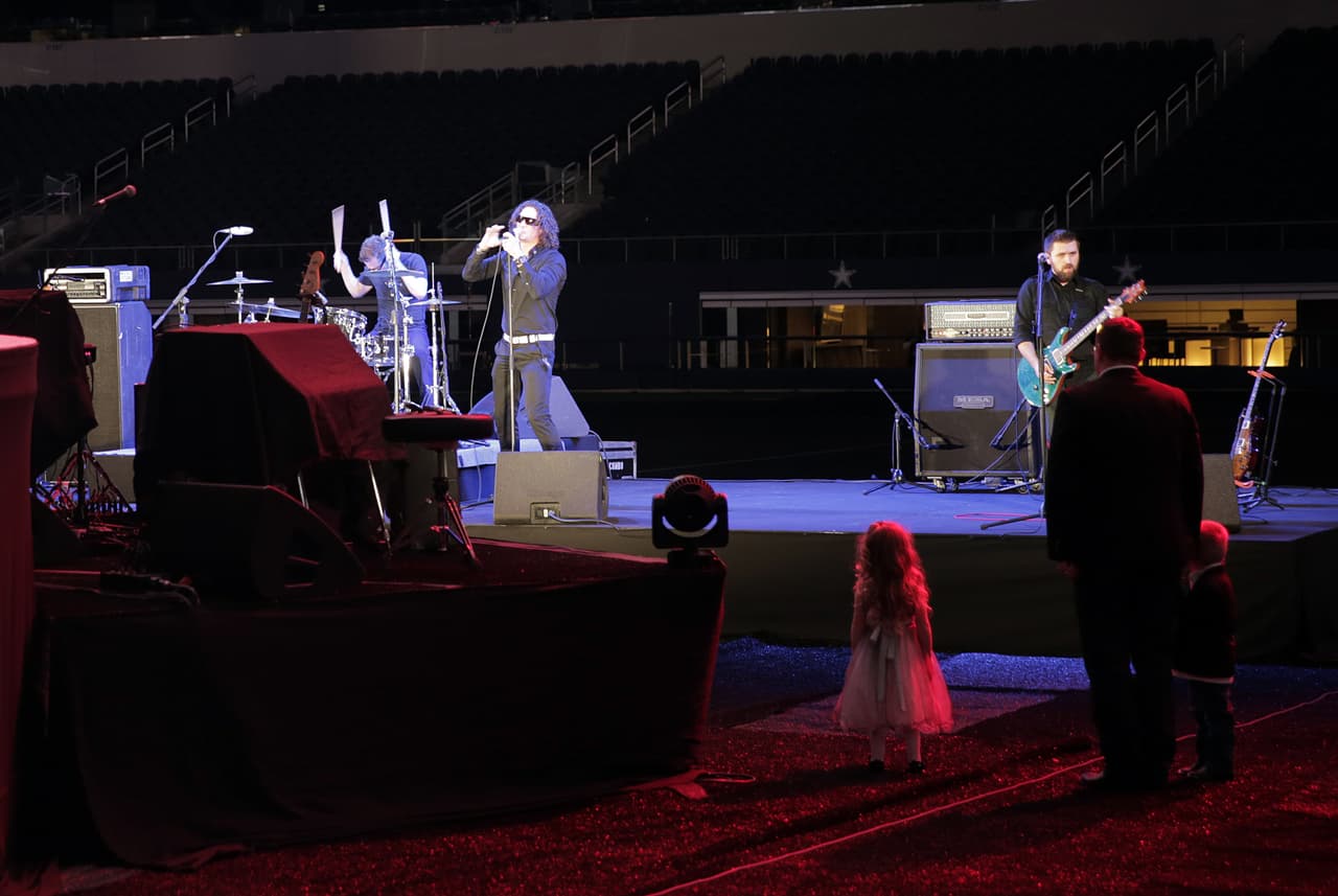 Película se proyectó en el AT&T Stadium en Arlington ante más de 25 mil espectadores