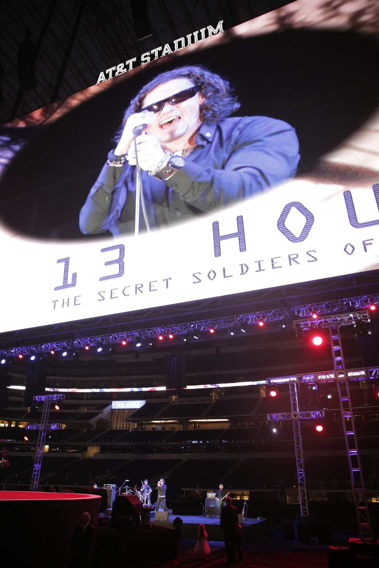 Película se proyectó en el AT&T Stadium en Arlington ante más de 25 mil espectadores