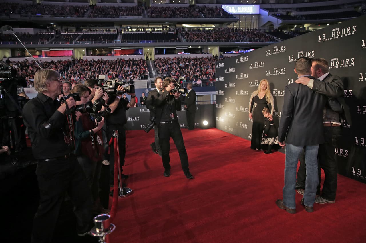 Película se proyectó en el AT&T Stadium en Arlington ante más de 25 mil espectadores