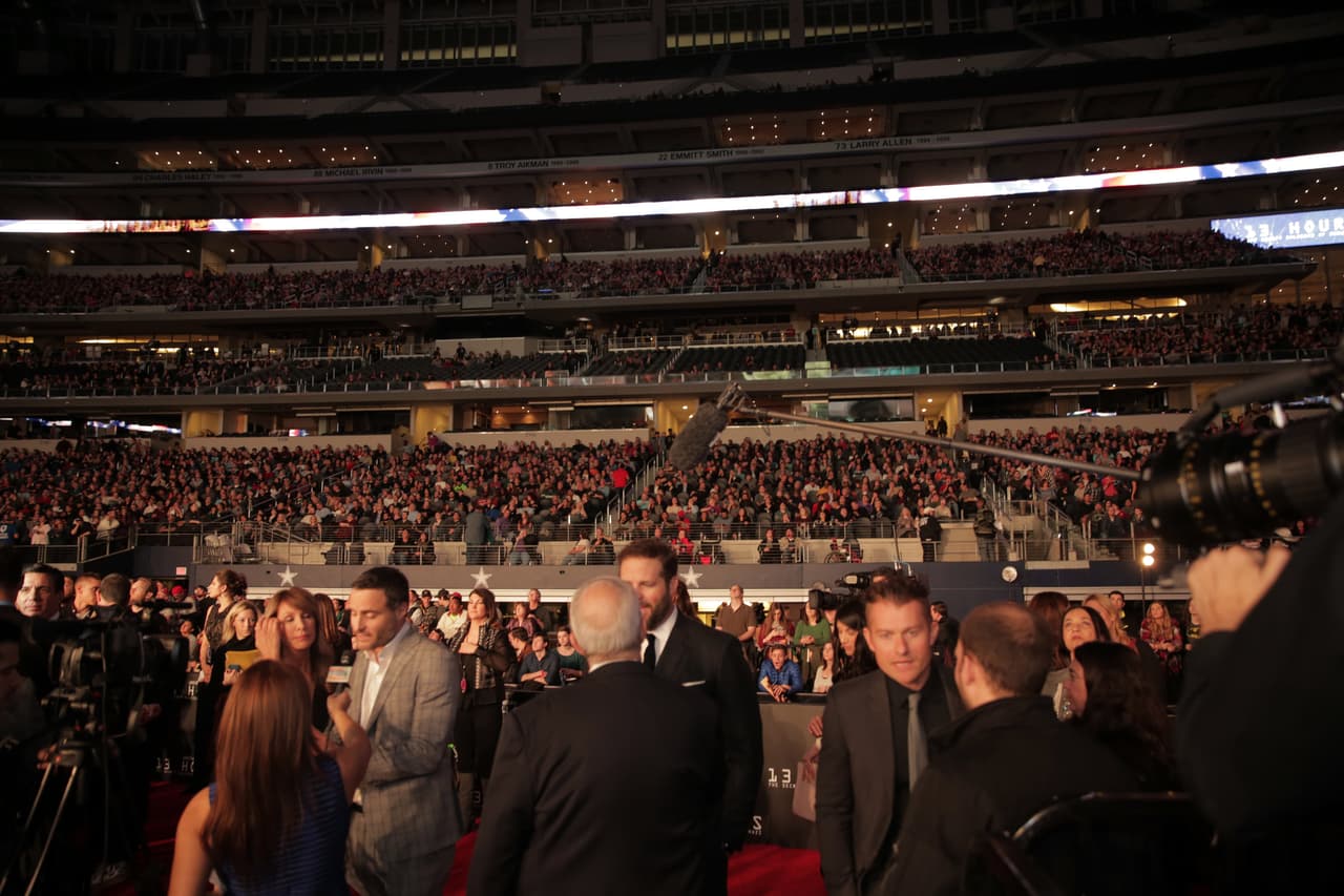 Película se proyectó en el AT&T Stadium en Arlington ante más de 25 mil espectadores