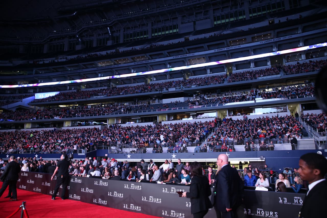 Película se proyectó en el AT&T Stadium en Arlington ante más de 25 mil espectadores