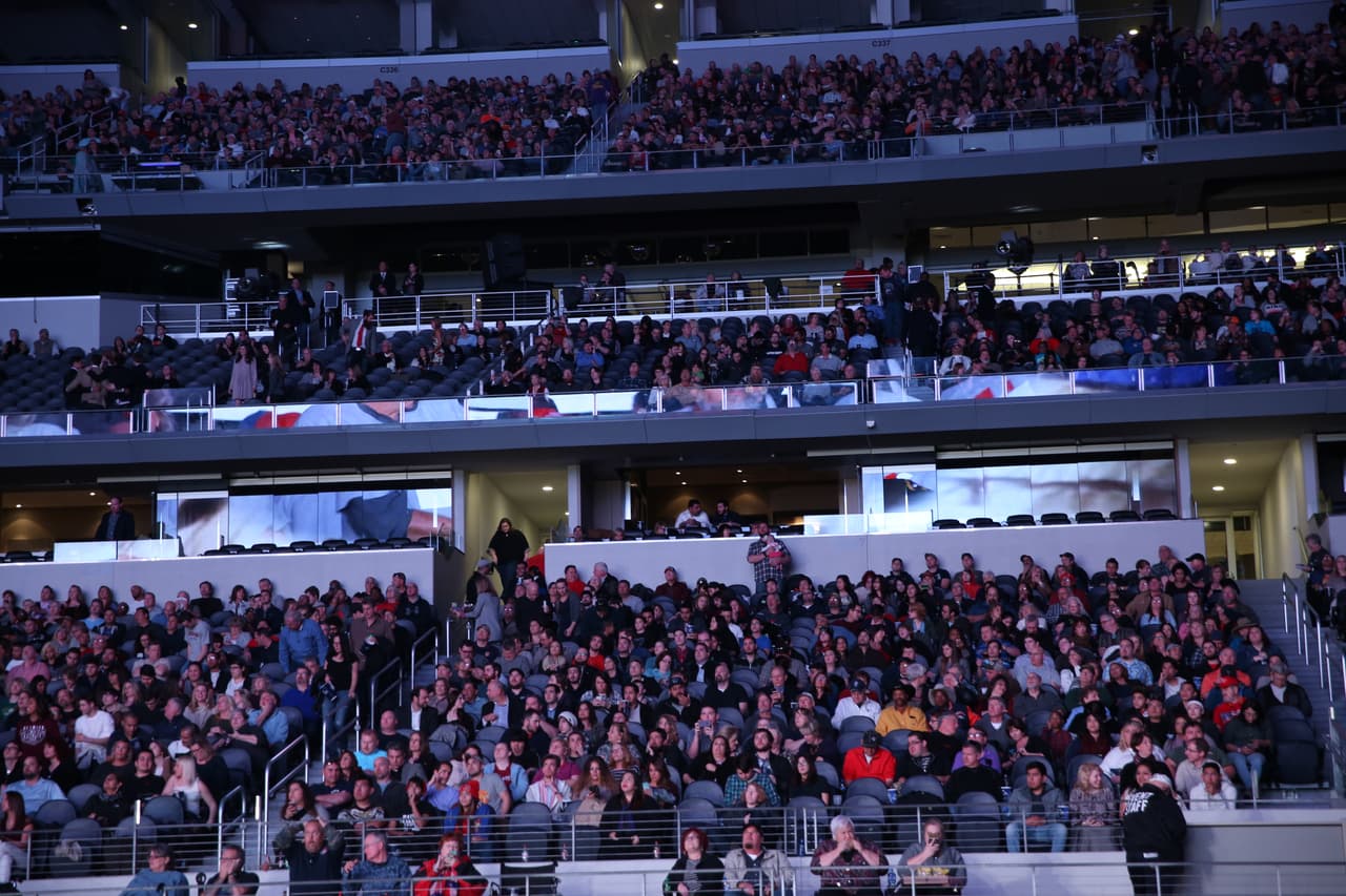 Película se proyectó en el AT&T Stadium en Arlington ante más de 25 mil espectadores