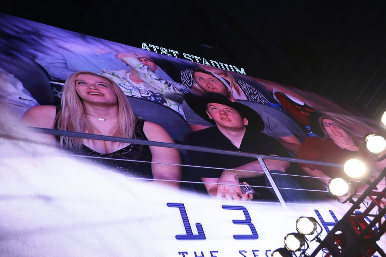 Película se proyectó en el AT&T Stadium en Arlington ante más de 25 mil espectadores