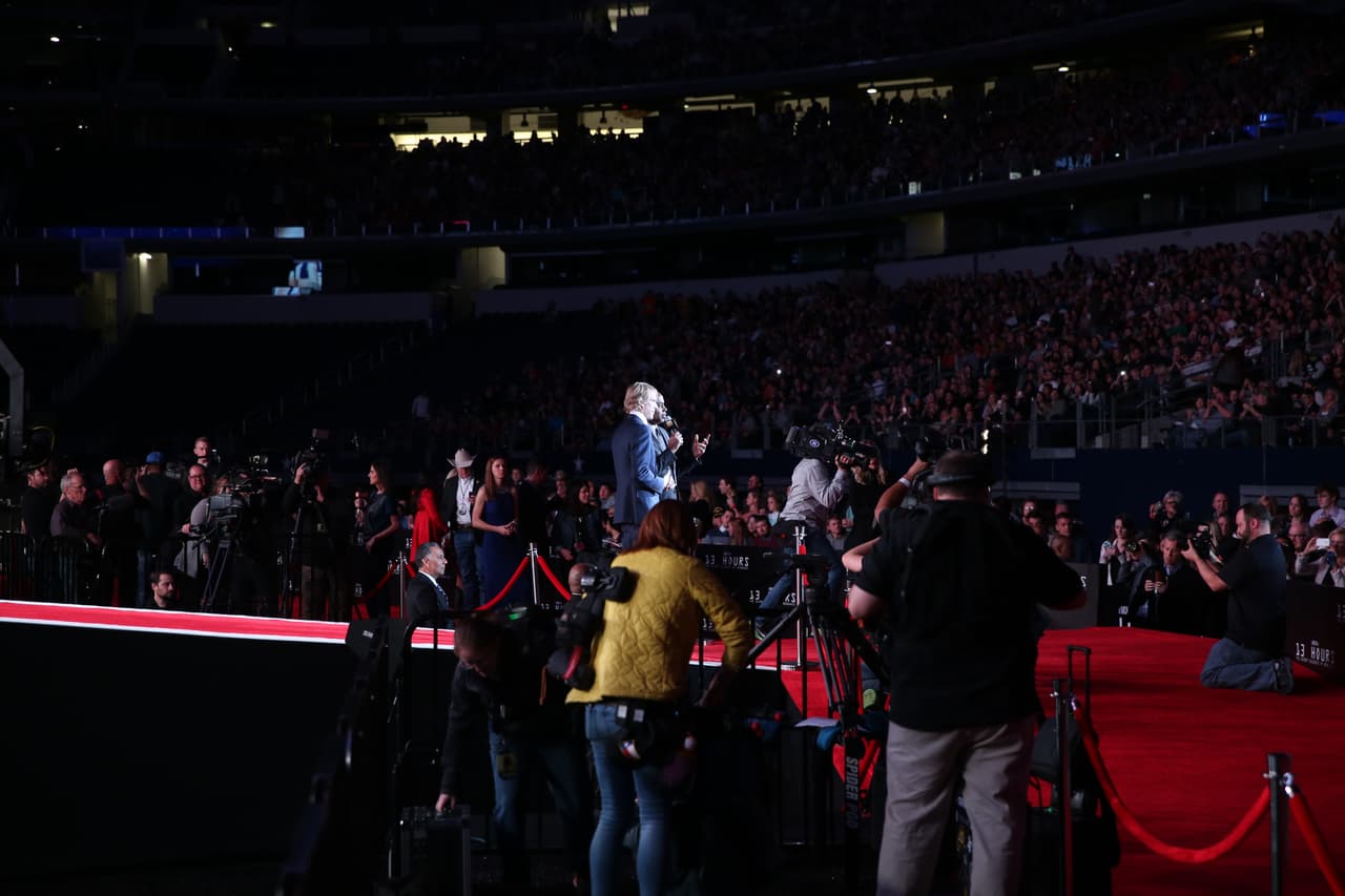 Película se proyectó en el AT&T Stadium en Arlington ante más de 25 mil espectadores