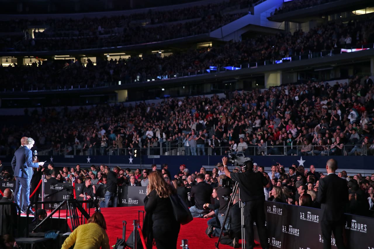 Película se proyectó en el AT&T Stadium en Arlington ante más de 25 mil espectadores