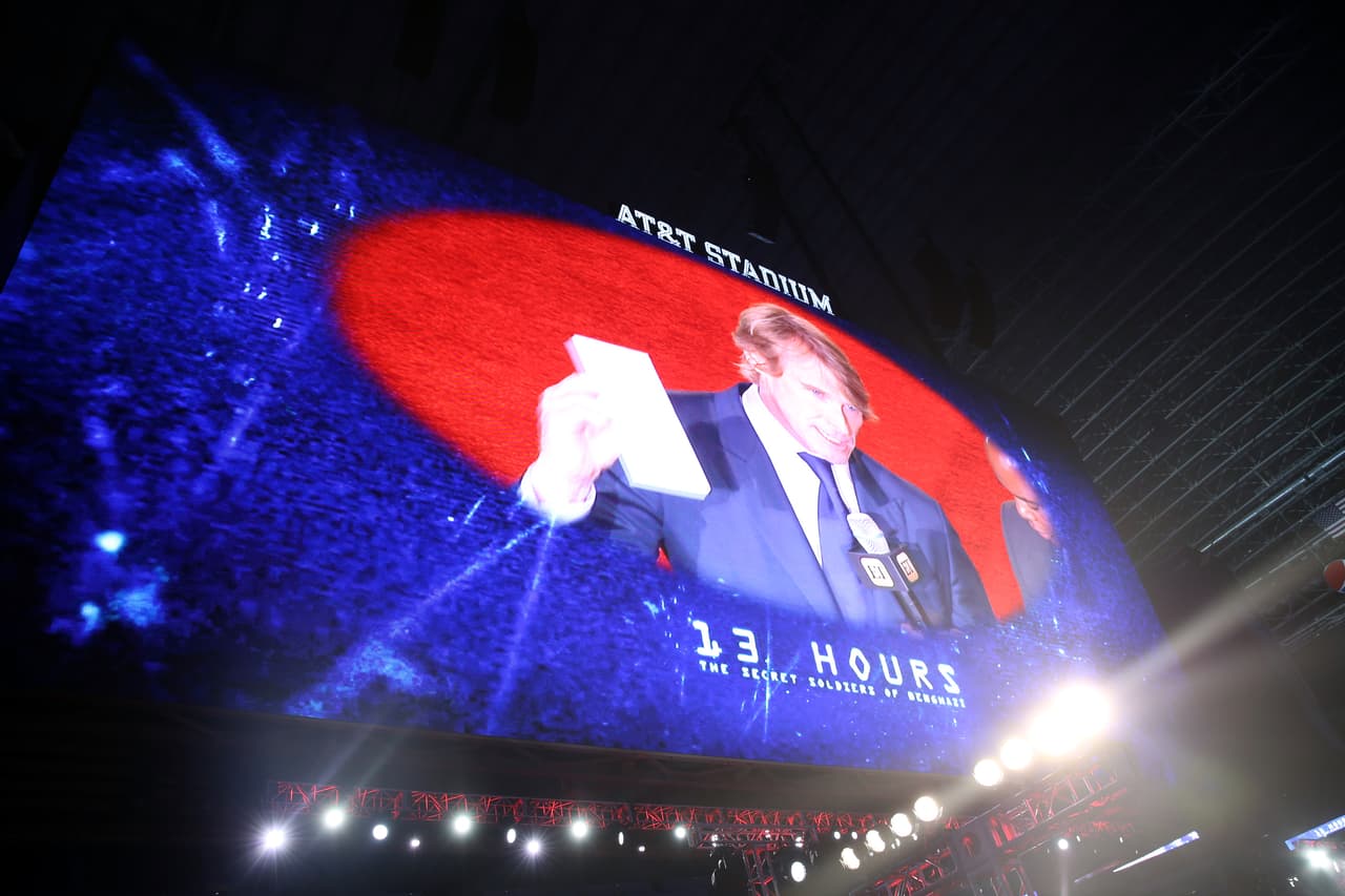 Película se proyectó en el AT&T Stadium en Arlington ante más de 25 mil espectadores
