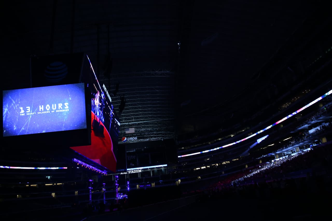 Película se proyectó en el AT&T Stadium en Arlington ante más de 25 mil espectadores