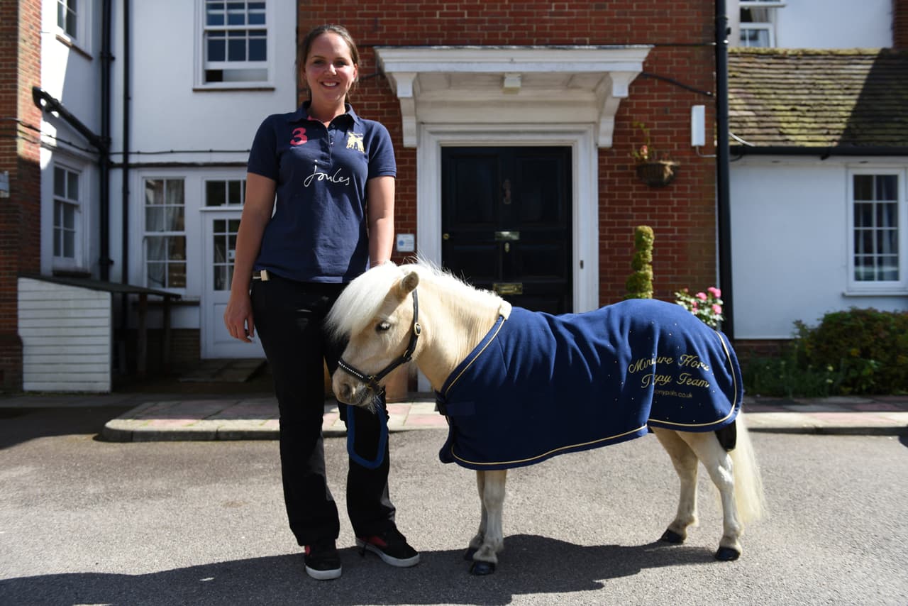 Los residentes de una casa de descanso se llevaron una gran sorpresa cuando un caballo en miniatura los visitó.