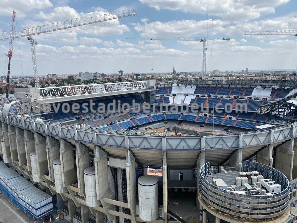 El avance de la obra continua a buen ritmo aprovechado el parón de la competición de futbol, lo que ha permitido que los trabajos en las obras del Bernabéu se hayan optimizado por la nula pérdida de tiempo en las actuaciones de adecuación de las obras a la competición.