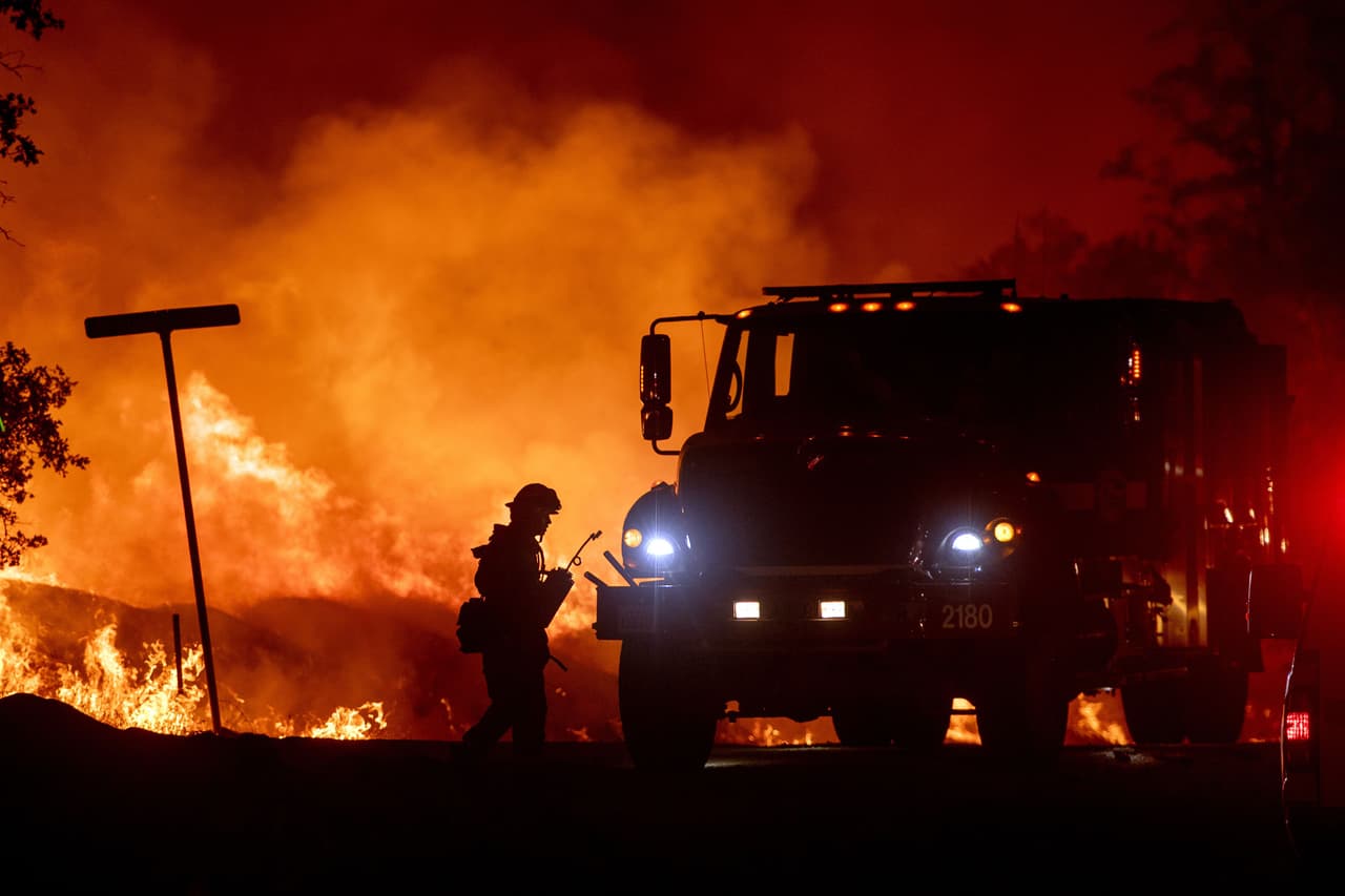 Impulsado por una combinación de temperaturas abrasadoras, aire seco y vientos impredecibles, el mortífero incendio Carr se ha duplicado en tamaño a 80,906 acres,(casi el tamaño de la ciudad de Filadelfia). El incendio forestal ha obligado a miles a salir de sus viviendas, quemó 500 edificios y mató a dos bomberos que intentaban contenerlo.