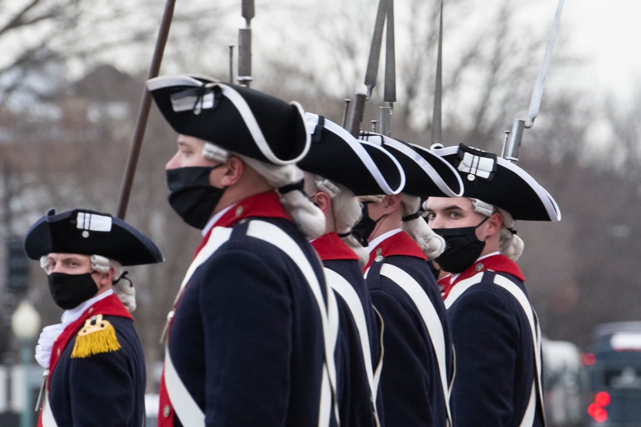 Ensayo general antes de la toma de posesión de Biden frente al Capitolio, en la mañana de 18 de enero. Bajo fuertes medidas de seguridad un grupo de trabajadores pone a punto el espacio donde serán juramentados 
<a href="https://www.univision.com/temas/joe-biden"><u>Joe Biden</u></a> y 
<a href="https://www.univision.com/temas/kamala-harris"><u>Kamala Harris</u></a> como los nuevos presidente y vicepresidenta de Estados Unidos el 20 de enero. 
<a href="https://www.univision.com/noticias/politica/mas-que-el-numero-combinado-de-tropas-desplegadas-en-irak-y-afganistan-una-multitud-de-soldados-custodian-washington-dc-guardia-nacional-militares-capitolio-congreso-inauguracion-joe-biden-2021-fotos"><u>Vea aquí el las fotografías del inédito despliegue militar en la capital de Estados Unidos.</u></a>