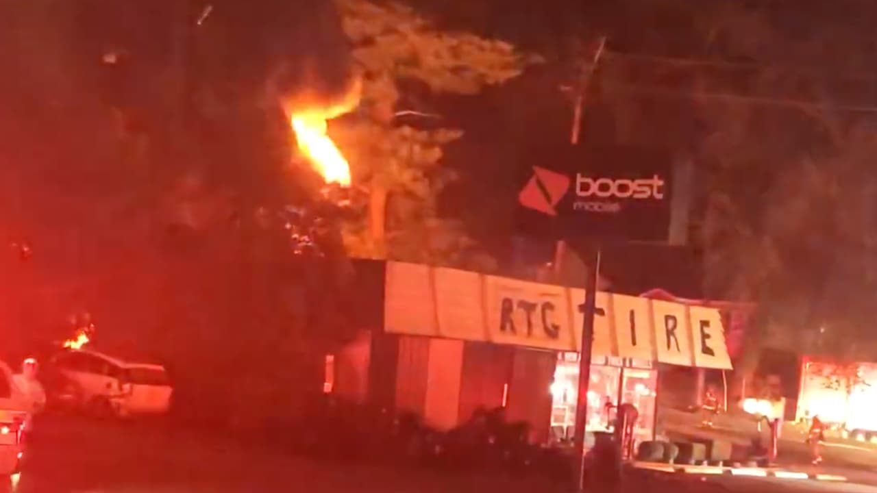 Incendio arrasa con una tienda de cauchos en Winston-Salem