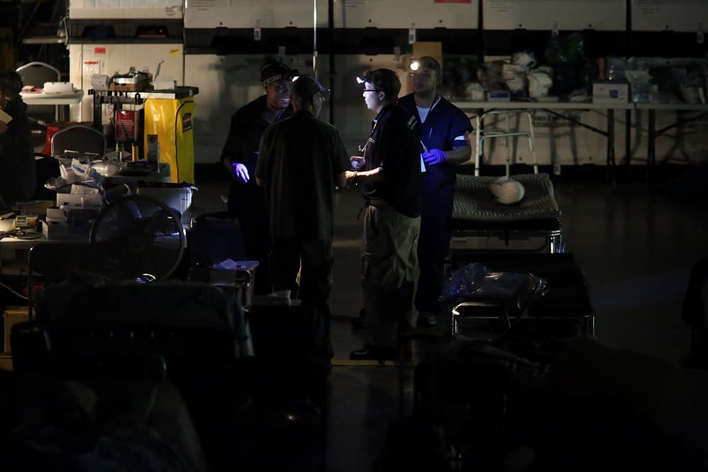 Los médicos del refugio se alumbran con linternas sobre sus frentes. El servicio de telecomunicaciones está a 67% de su capacidad en la isla.