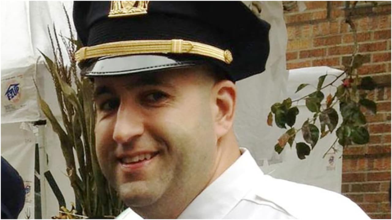 Demandan por $35 millones a excapitán de policía acusado de violar a una oficial por más de un año