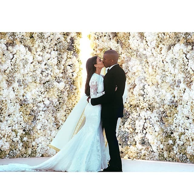 En cuarto lugar está la foto de la boda de Kim Kardashian y Kanye West le valió a la socialité dos 2.5 millones de likes.
