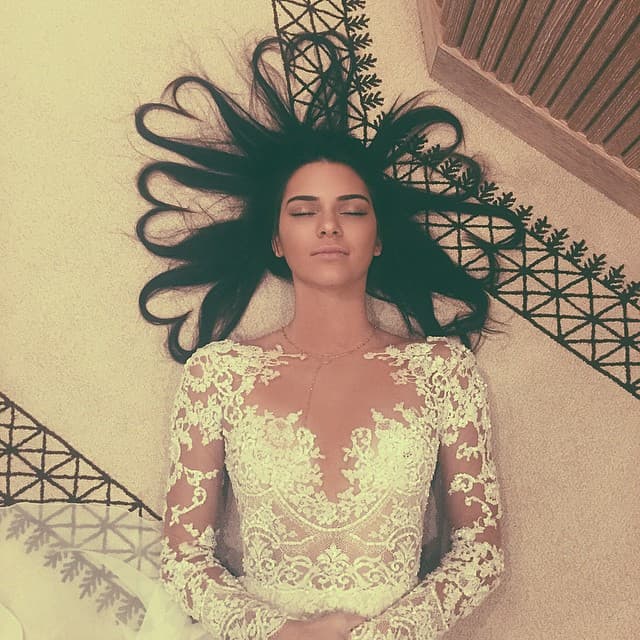 En primer lugar se encuentra la súper modelo Kendall Jenner y su foto de corazoncitos hechos de cabello, con la escandalosa cantidad de 3.1 millones de likes.