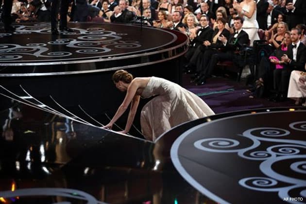 No podemos dejar pasar cuando Jennifer Lawrence resbaló al subir al escenario en los premios Globos de Oro en 2013.