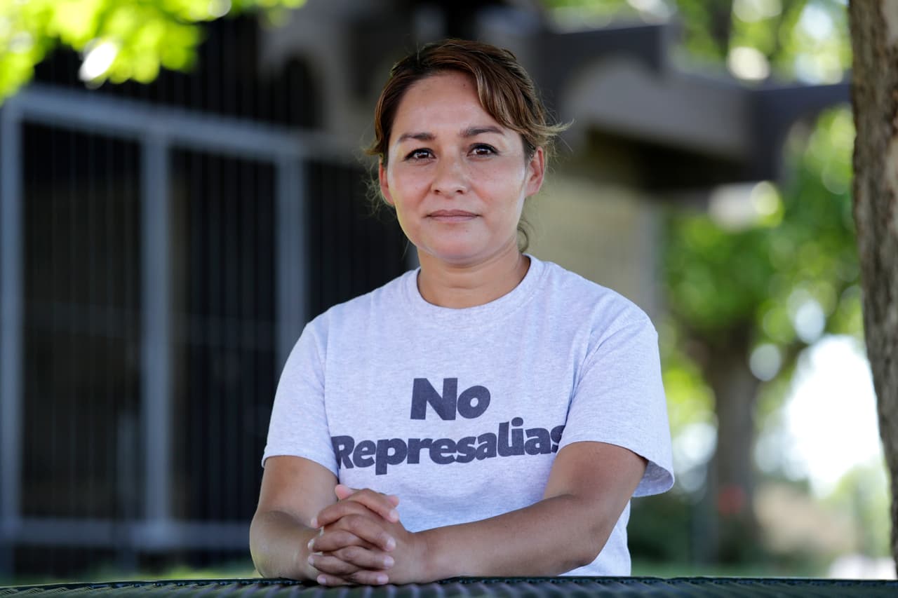 Rosalinda González es mexicana, tiene 41 años y vive en Estados Unidos desde los 16. Está casada, tiene tres hijos, y fue una de las trabajadores que hizo huelga para exigir protección. “Siempre estamos asustados”, expresó, añadiendo que varios compañeros dieron positivo en las pruebas.