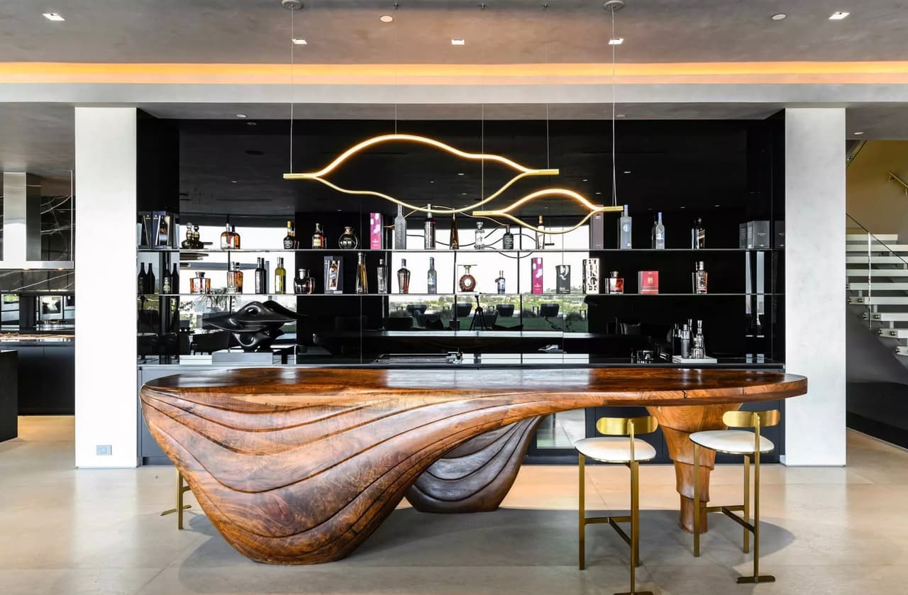 Además, la casa del padre de Stormi Webster tiene un 
<b>segundo bar en esta zona</b>.
<br>