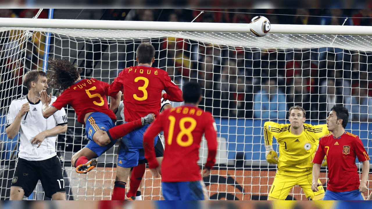 ¡Así se vivió a secuencia del gol de Puyol con la fórmula de los exjugadores del Barcelona! El defensor se elevó en una jugada prefabricada de tiro de esquina y con un testarazo puso el 1-0 al 72'.