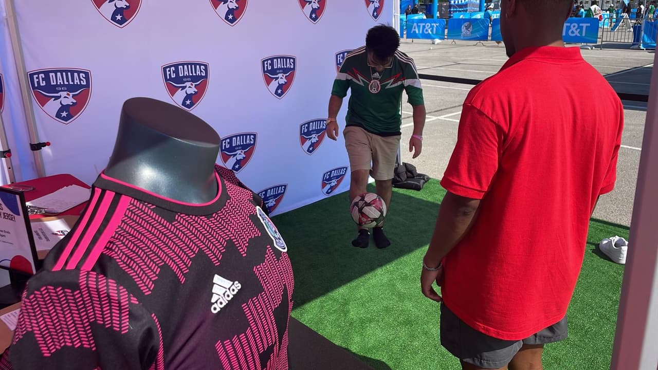 Antes del partido los aficionados pueden divertirse en las activaciones deportivas.