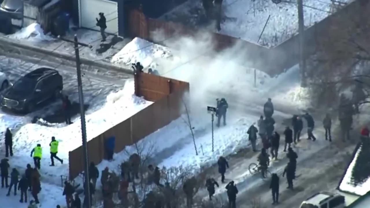 Imágenes aéreas de un operativo migratorio en Minneapolis: agentes habrían lanzado gas pimienta