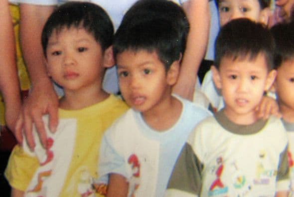 Pax (de amarillo) se convirtió en el tercer hijo adoptado de la pareja. El chico, de Vietnam, se llamaba Pham Quang Sang.