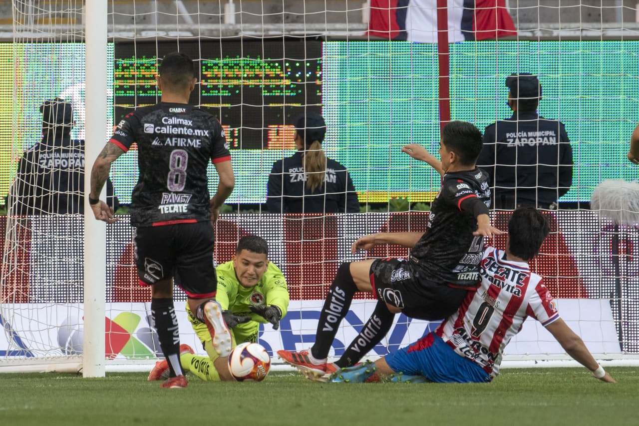 Chivas consolidó su dominio sobre Tijuana y logra imponerse para seguir en la pelea por el Repechaje.
