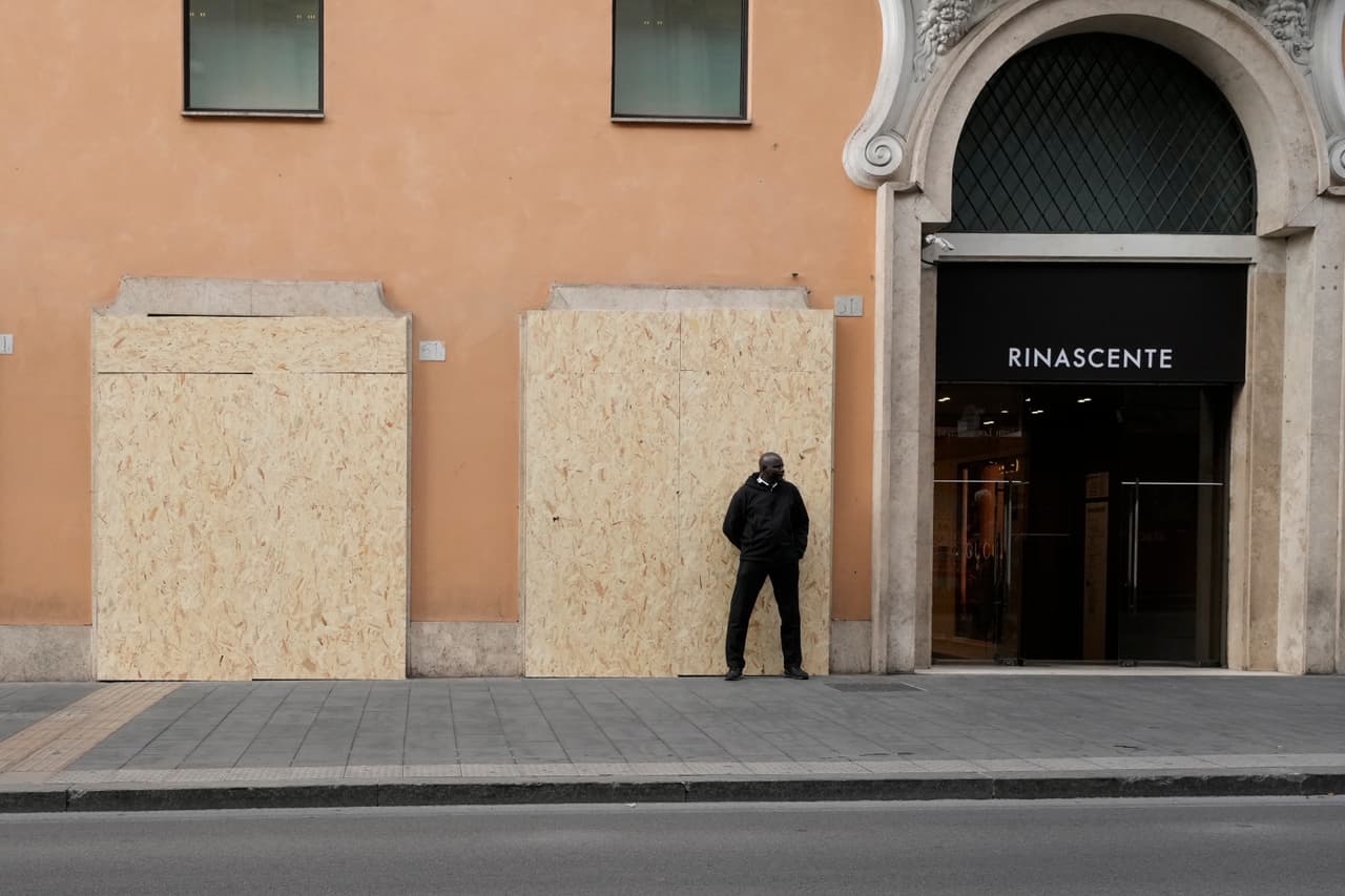 Otro escaparate romano tapiado durante el sábado para prevenir saqueos.