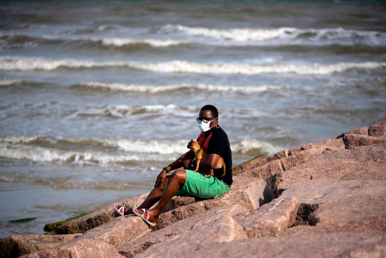 Mustang Island. El parque está abierto solo por el día. Se alienta a los visitantes a que se cubran la cara con un cubrebocas y se mantengan a 6 pies de distancia de los demás. Puede ir
<a href="https://texasstateparks.reserveamerica.com/camping/mustang-island-state-park/r/facilityDetails.do?contractCode=TX&parkId=1200042&_ga=2.194848621.1166209373.1589550254-233302183.1507311671&fbclid=IwAR3RFj6yQzyqlw-jfK2pcWEVCD9X29PhODhmJ6j2YBjVs6ZsnSTnyKTpLGI" target="_blank">AQUÍ</a> para adquirir un pase diario.