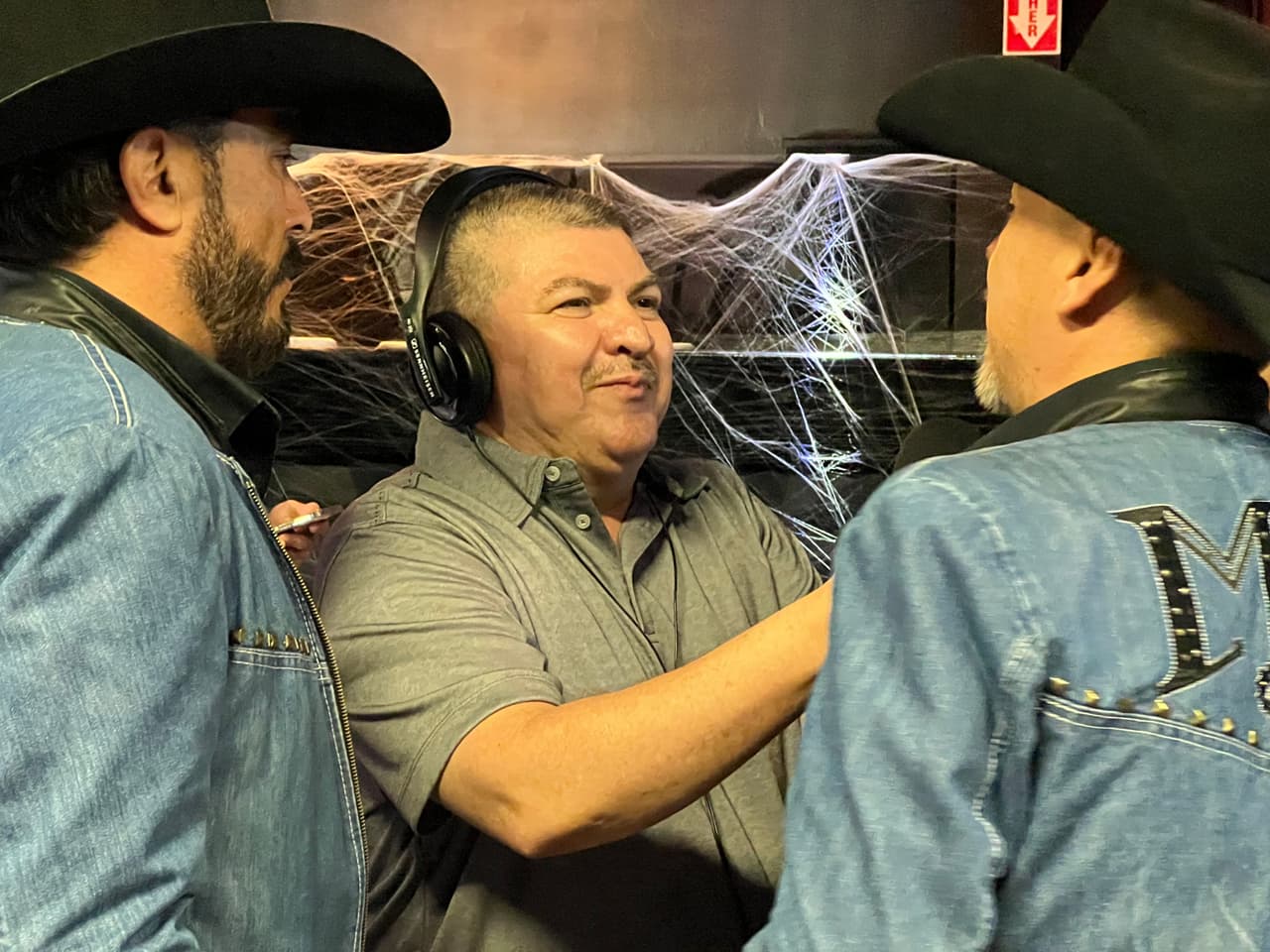 ¿Qué les estaría diciendo 'El Rey del Pueblo' a La Maquinaria Norteña?