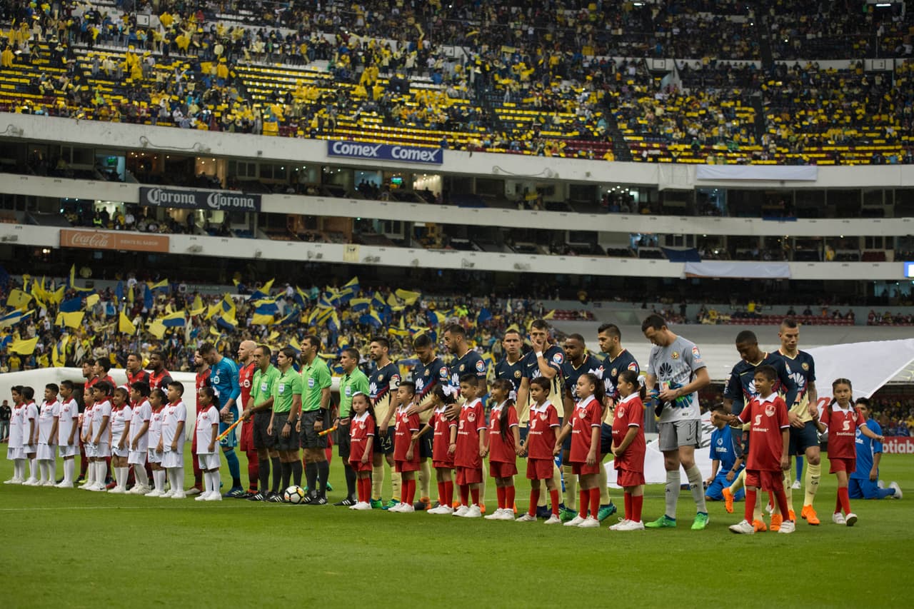 A pesar de la lluvia, los aficionados del 'Ame' se dieron cita en el Coloso de Santa Úrsula con la ilusión de la remontada.
