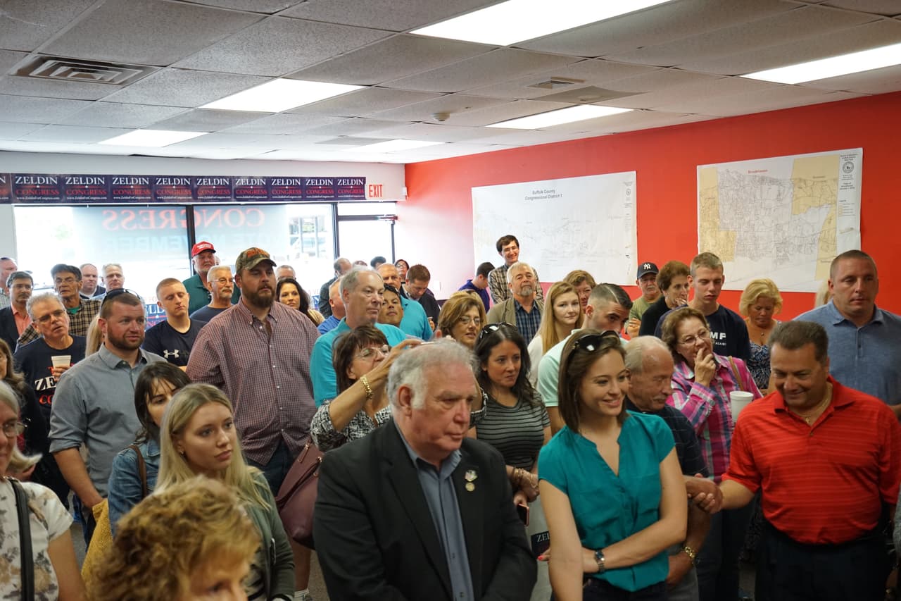 Los asistentes a la inauguración de la oficina de campaña del congresista republicano Lee Zeldin en Shirley, Nueva York.