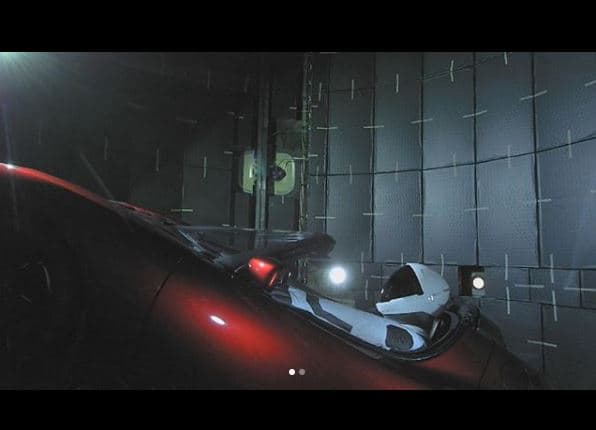 ¿Qué llevaba a bordo el Tesla Roadster? 
<b>Su compañero y tripulante principal </b>fue un maniquí disfrazado de astronauta, al cual se le bautizó con el nombre de 'Starman'.