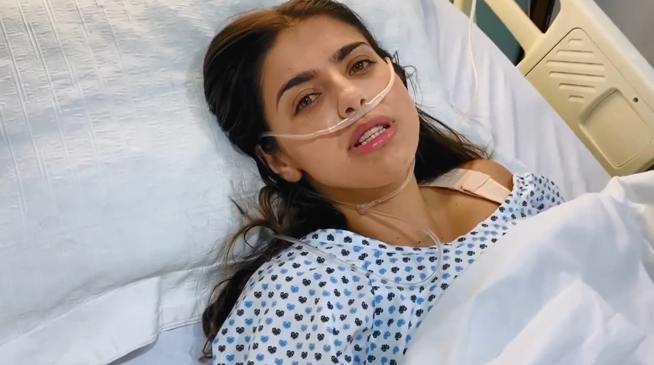 Mostró desde su llegada a la clínica, hasta cómo lucía después de salir del quirófano: "Creo que 
<b>quedé más plana de lo que mi cabeza había imaginado</b>, pero todo bien", cuenta al estar en la habitación del hospital.
<br>