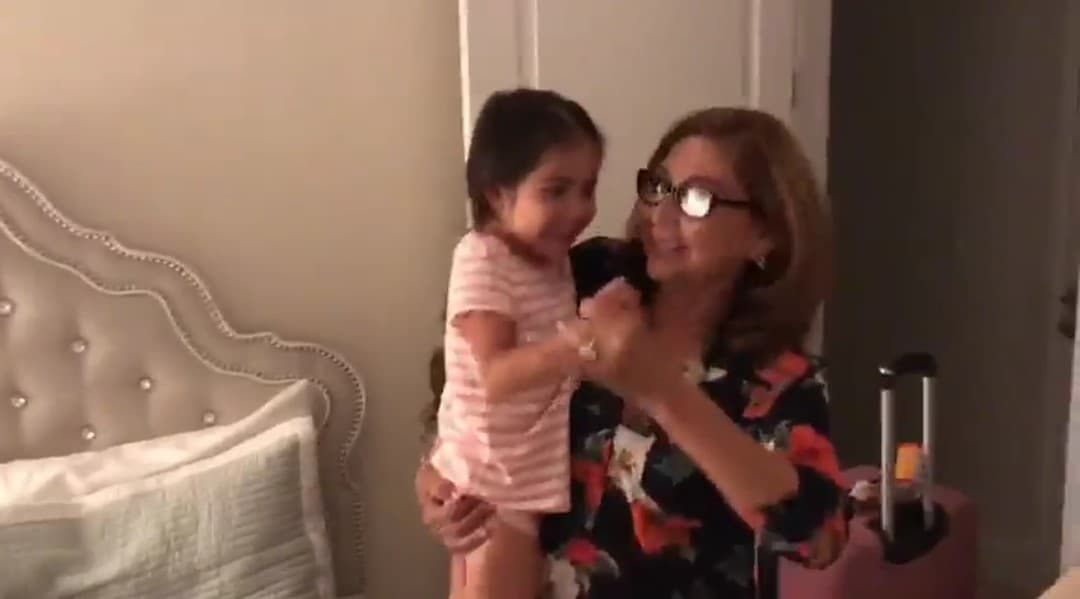 Apenas se vieron, Giulietta la invitó a bailar.
<br>