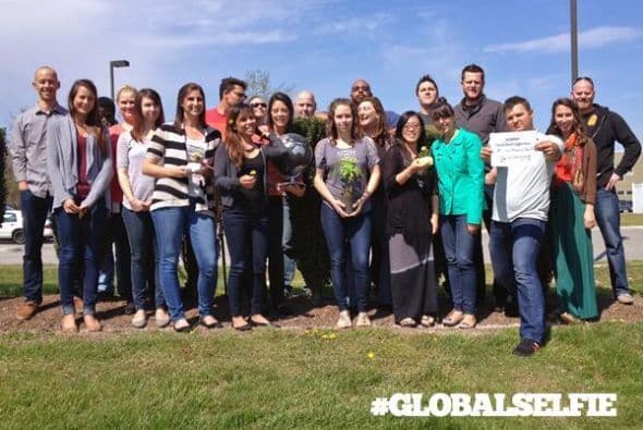 Desde Virginia Beach , Virginia, los empleados de Customer Magnetism se tomaron un momento por el #EarthDay para su #GlobalSelfie. Foto tomada de Twitter