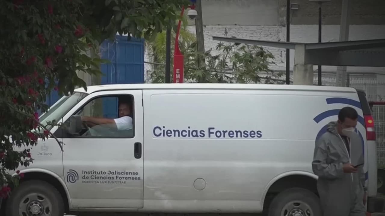 <b>Cadáveres abandonados: Decenas de cuerpos siguen sin ser reclamados en Jalisco</b>
<br>
<br>En México hay cerca de 100,000 personas oficialmente desaparecidas. Sin embargo, en una morgue del estado de Jalisco hay decenas de cuerpos identificados que nadie ha reclamado. El gobierno lanzó una página de internet donde se publican fotos de las personas fallecidas, pero los reclamos siguen siendo un reto para los familiares.