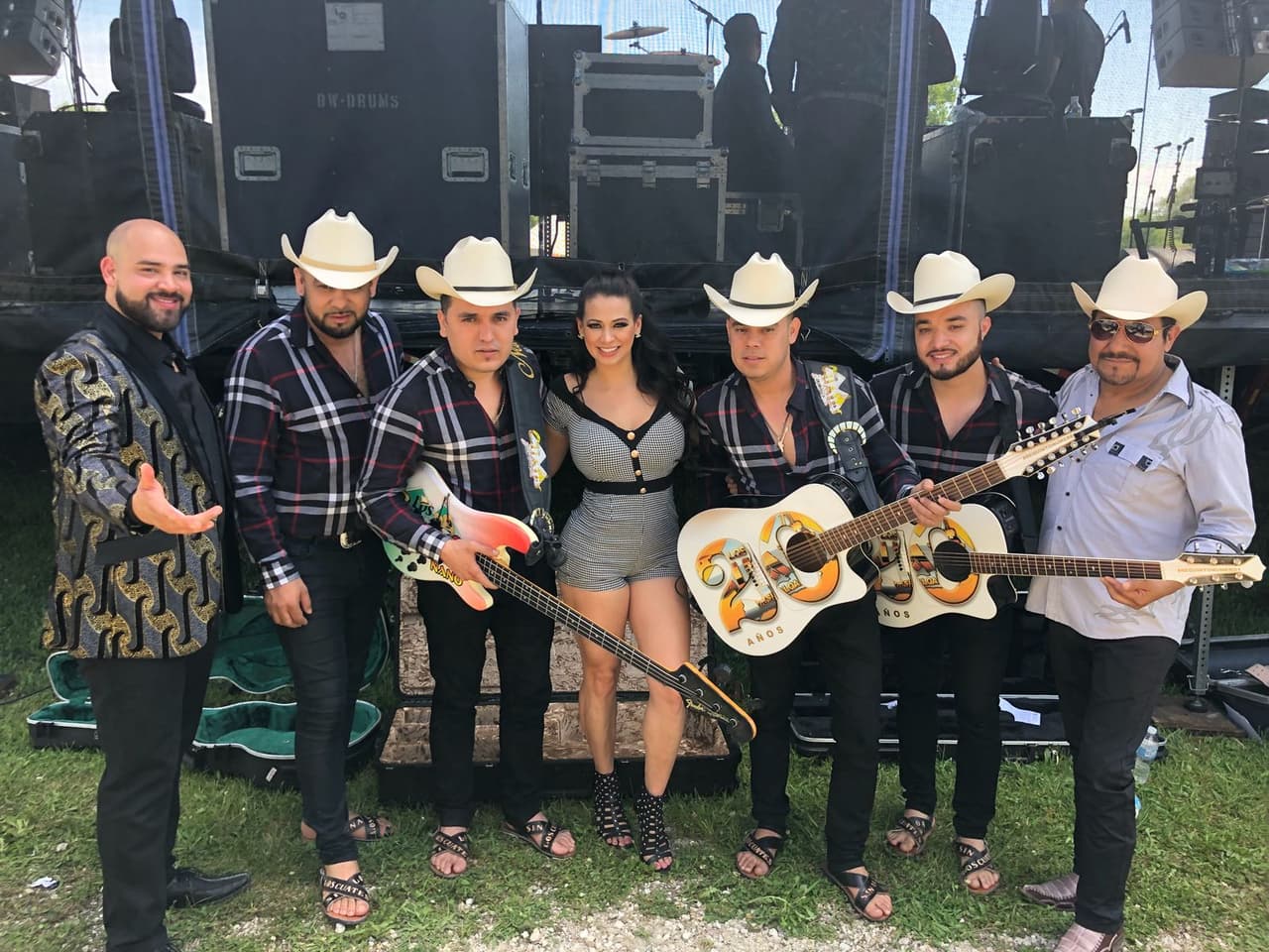 El 22 de julio se llevará a cabo el
<b><a href="https://www.univision.com/chicago/wojo/musica/el-bueno-la-mala-y-el-feo/el-bueno-la-mala-y-el-feo-fest-llega-con-todo-a-chicago" target="_blank">Festival de El Bueno, La Mala y El Feo, en Chicago</a></b> en Plaza Garibaldi, con la presencia confirmada de la
<b>Banda El Recodo</b>,
<b>La Adictiva</b>,
<b>Ulises Chaidez</b> y
<b>Sus Plebes</b>,
<b>Los Cardenales de Nuevo León</b>,
<b>Cornelio Vega y Su Dinastía</b> y el
<b>Grupo Laberinto</b>.
<br>