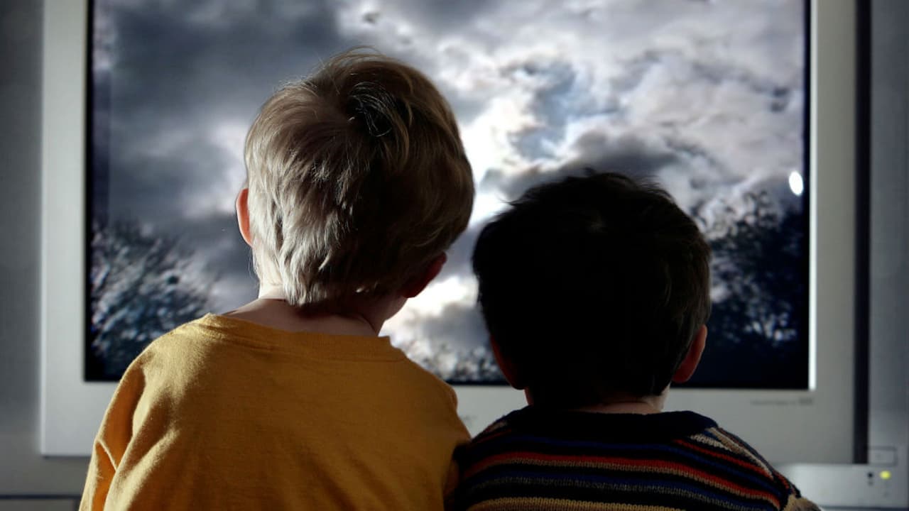 El Departamento de Servicios para la Familia y de Protección de Texas indica que hay signos como cambios en la personalidad, bajas calificaciones repentinas, comportamiento temeroso y señales de quemaduras, heridas y moretones que podrían indicar un abuso. La organización CASA en el condado Tarrant está buscando voluntarios que ayuden a niños que son víctimas. Para más información debes llamar al 817 877 5891.