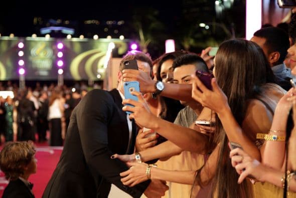 Muchos menos sus fans, que obviamente no podían dejar pasar que estaban tan cerca del guapo y le pidieron algunas fotos.